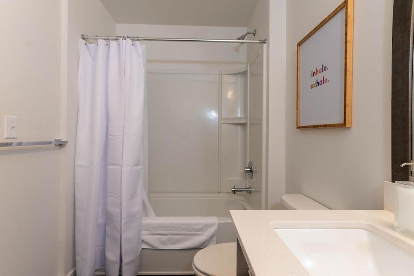 Self Check-In-Washer-Dryer-4Ksmart Tv-King Bed-Gym Такома Экстерьер фото