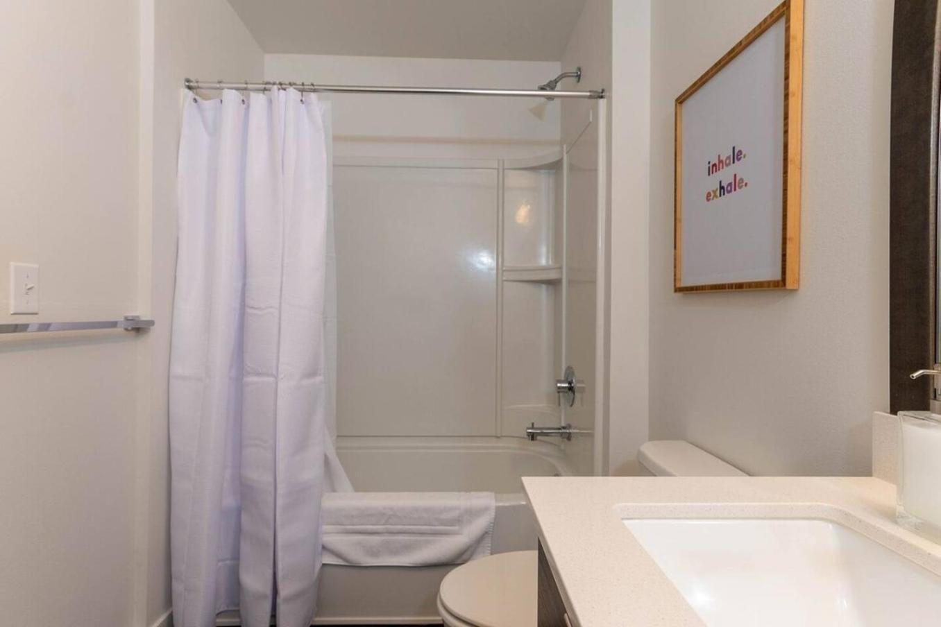 Self Check-In-Washer-Dryer-4Ksmart Tv-King Bed-Gym Такома Экстерьер фото